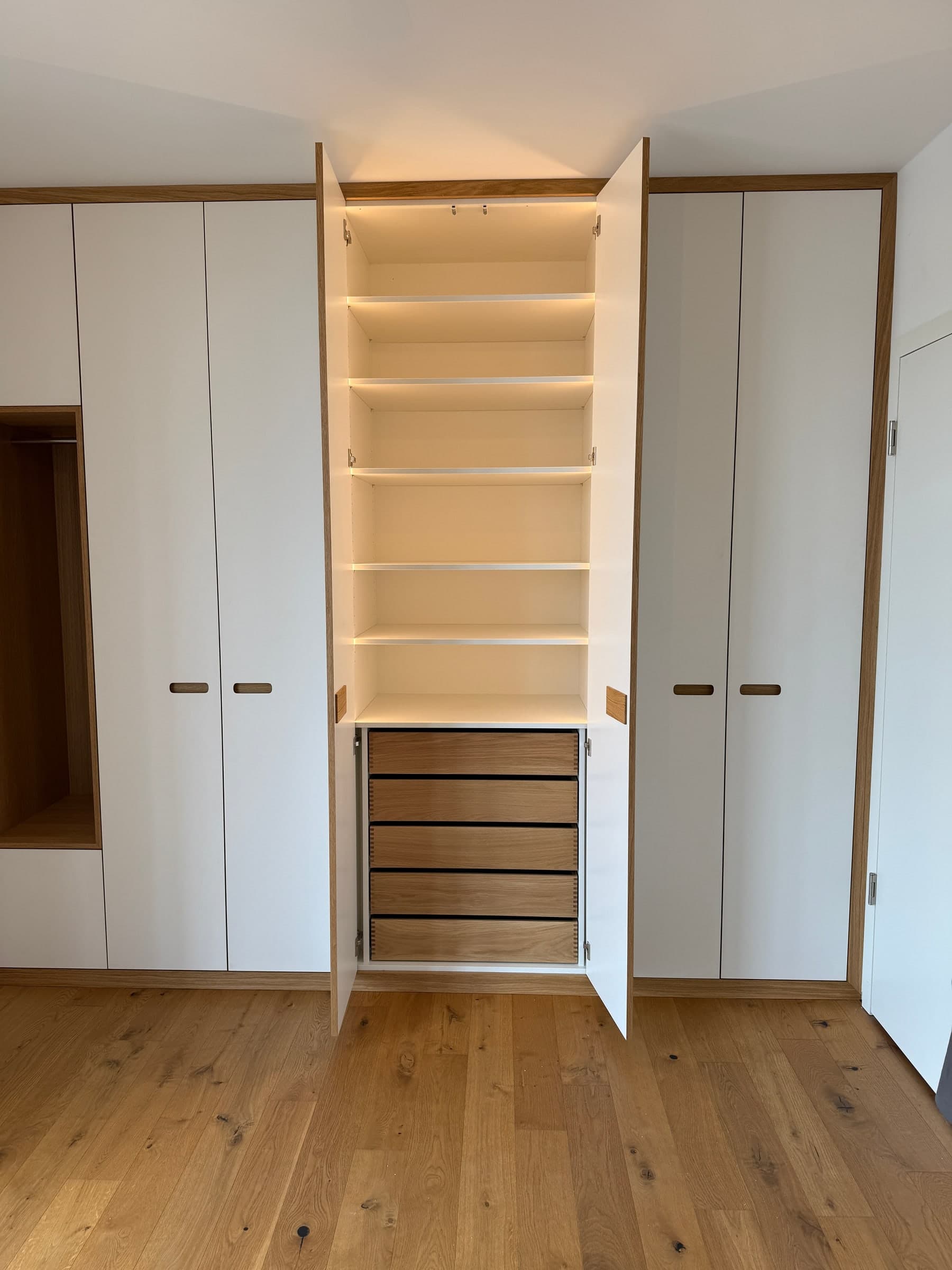Einbauschrank in Weiß und Eiche — Projekt Mannheim