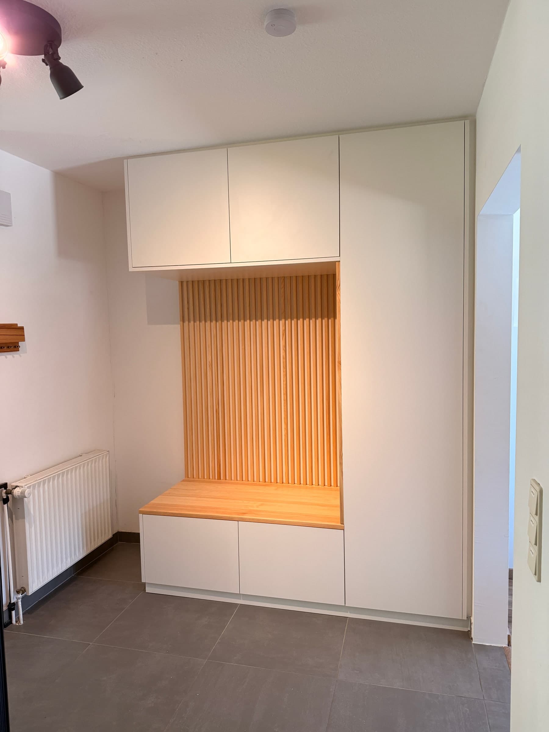 Garderobe mit Sitzbank aus Kiefer — Projekt Gauangelloch