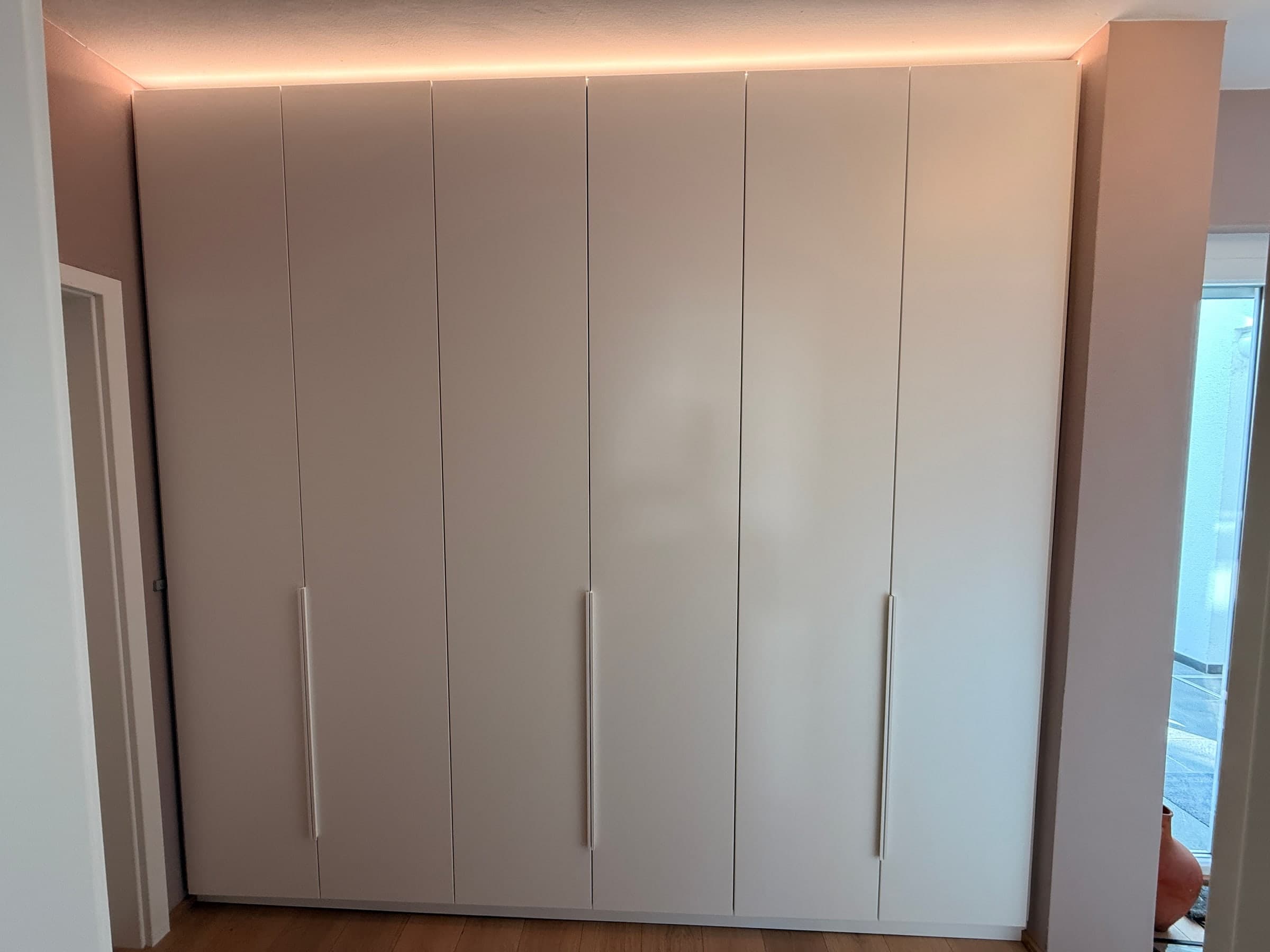 Garderobenschrank in Weiß lackiert — Projekt Edingen