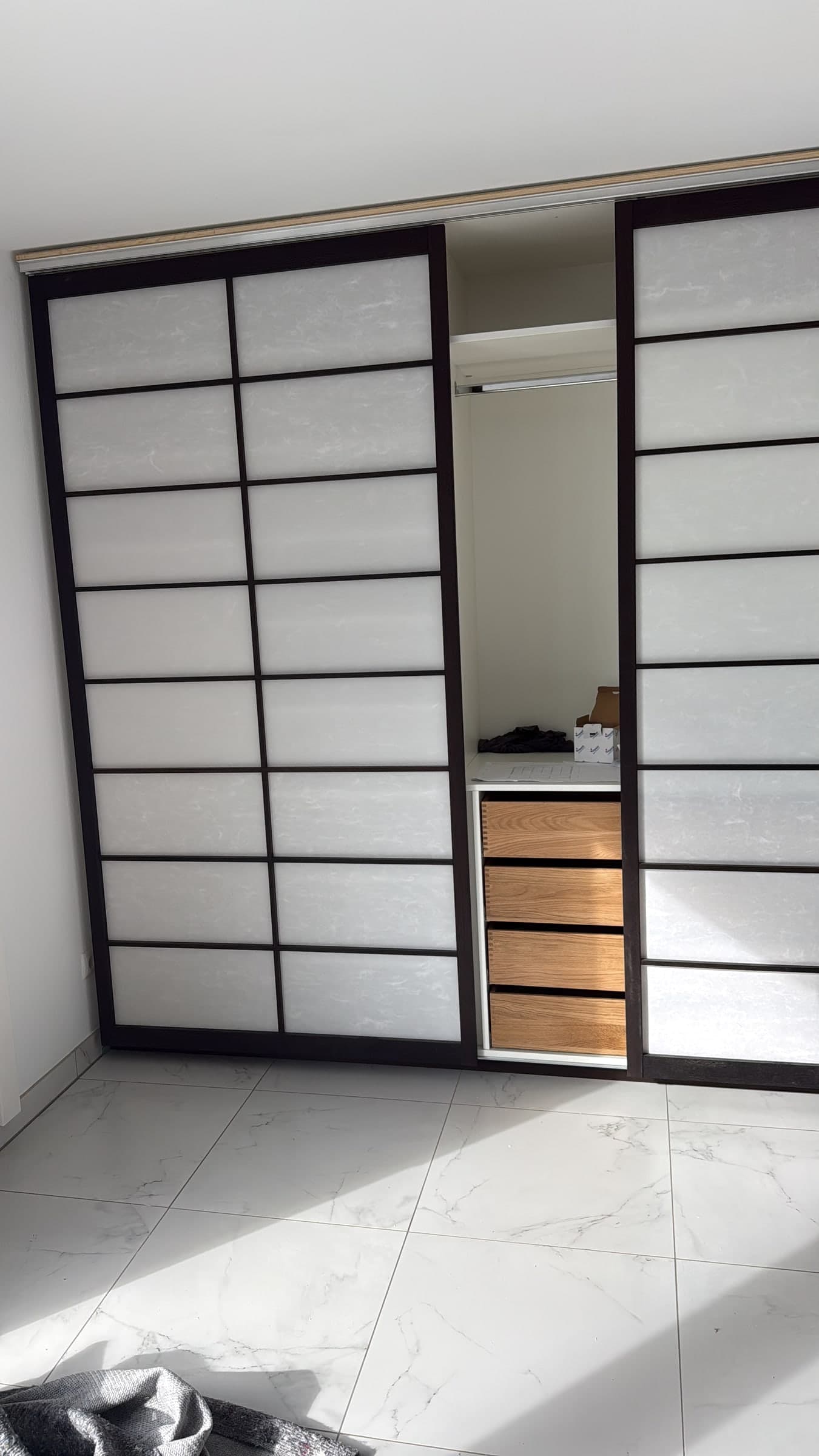Shoji-Garderobenschrank aus Räuchereiche — Werkstatt-Projekt