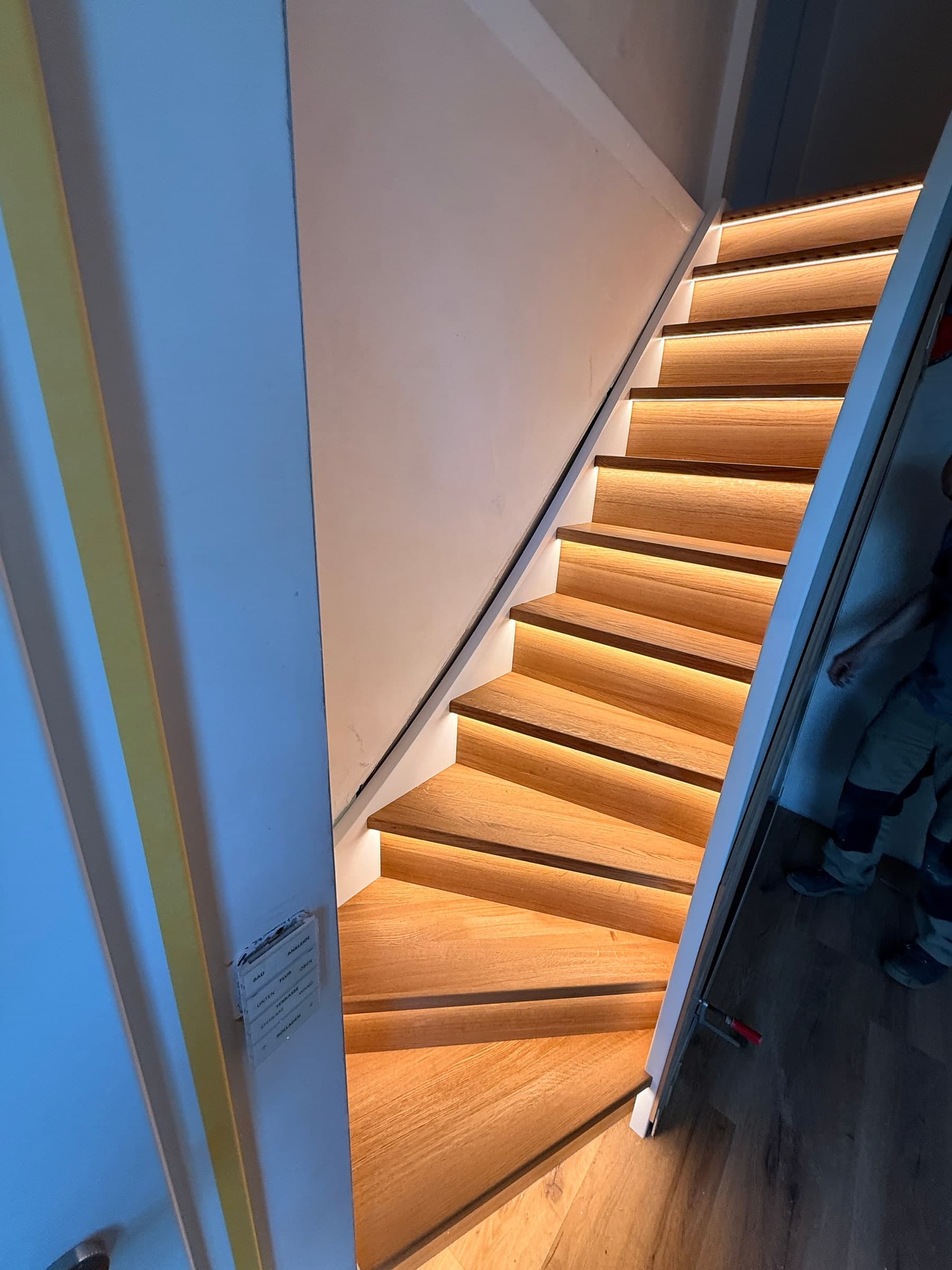 Treppe mit Wandscheibe aus Eiche — Projekt Edingen