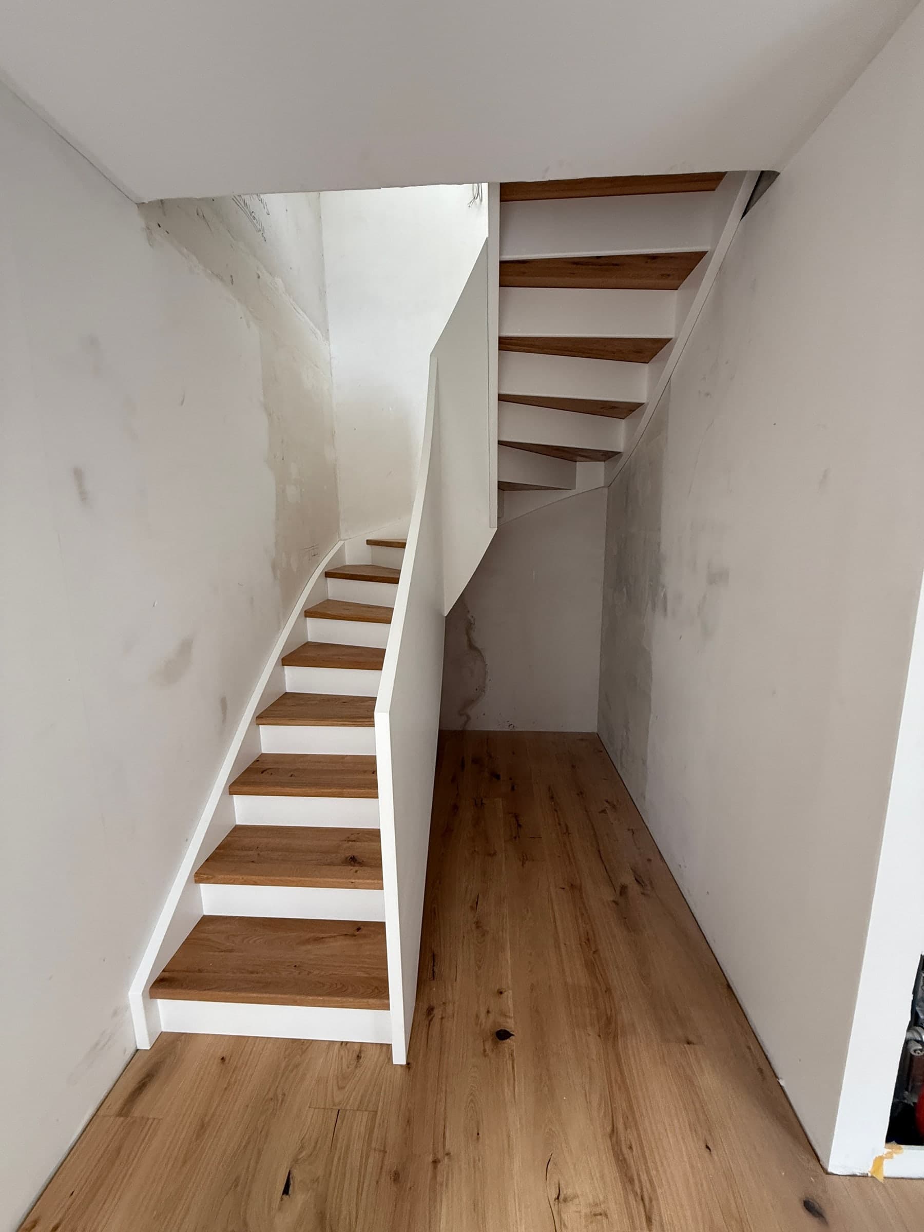 Treppe mit Wandscheibe aus Eiche — Projekt Mannheim